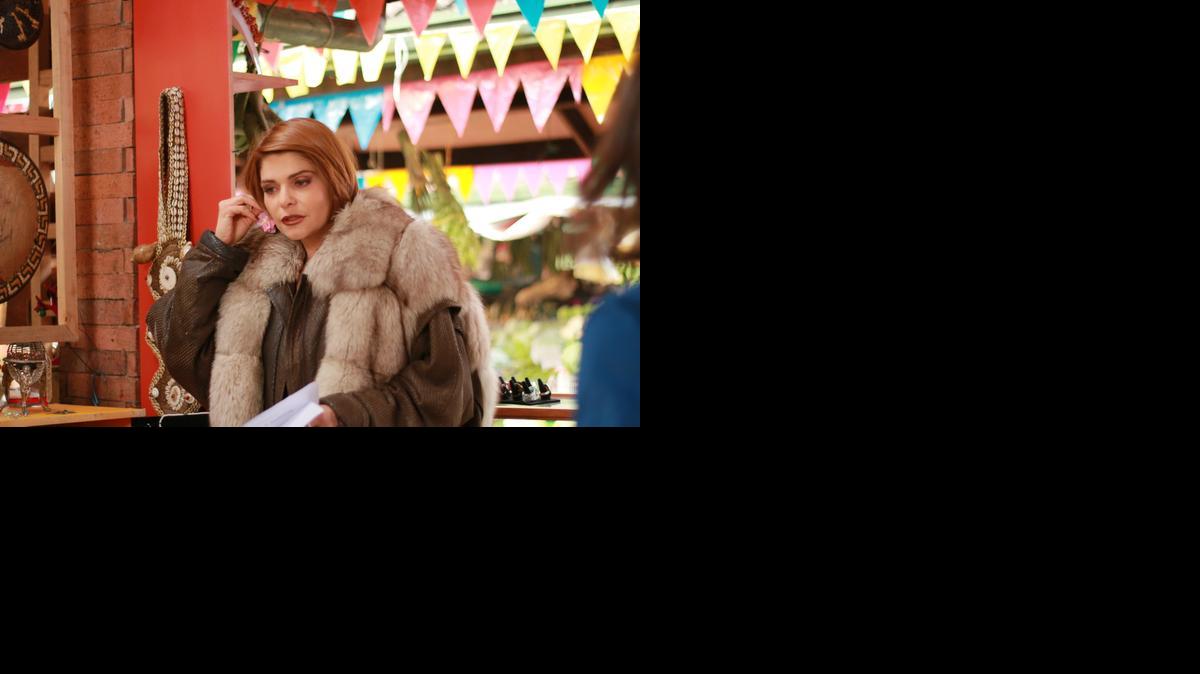 
La actriz mexicana interpreta a una mujer que tiene que probar su inocencia y descubrir al asesino de su amiga en la serie ‘¿Quién mató a Patricia Soler?’, de MundoFox.
