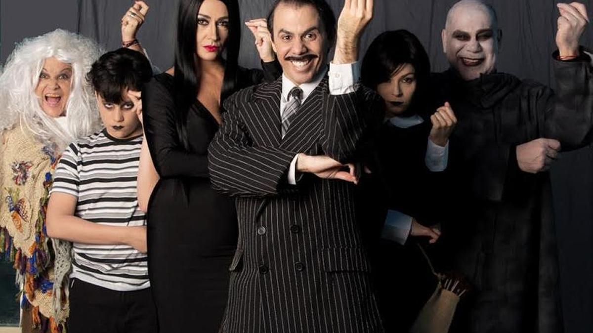 Elenco de ‘Los locos Addams’. Desde la izquierda: Noris Joffre, Fernando Flores, Sylvia de Esteban, Lito Becerra, Jamila Hache y Roberto Huicochea.