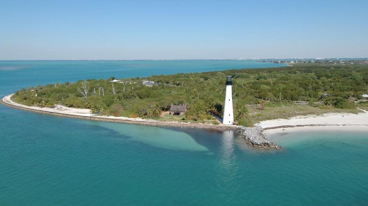 Este pequeño paraíso salvaje y exótico, situado en el extremo este de Key Biscayne, es popularmente conocido como la “Playa del Farito”, una de las más relajantes del sur de la Florida por su paisaje único.