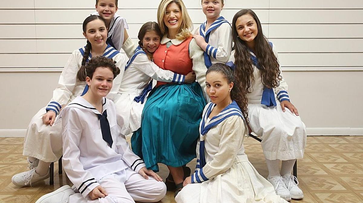 Nathalie Ávila junto al grupo de niños que participa en el musical ‘La novicia rebelde’ (The Sound of Music).