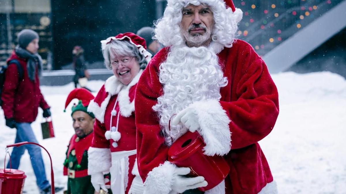 Billy Bob Thornton, Kathy Bates y Tony Cox en una escena de ‘Bad Santa 2’ (2016).
