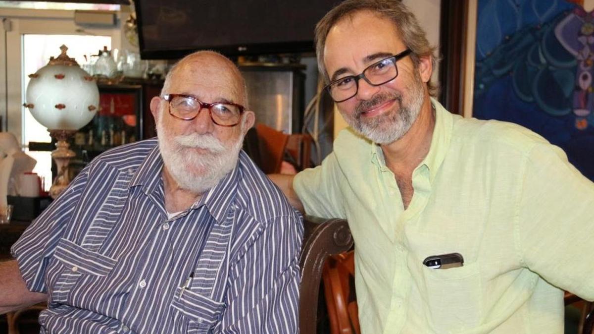 El director Ubaldo Medina (der.) se propuso plasmar en un documental la trayectoria de Arístides desde que lo conoció en una exposición en Homestead.