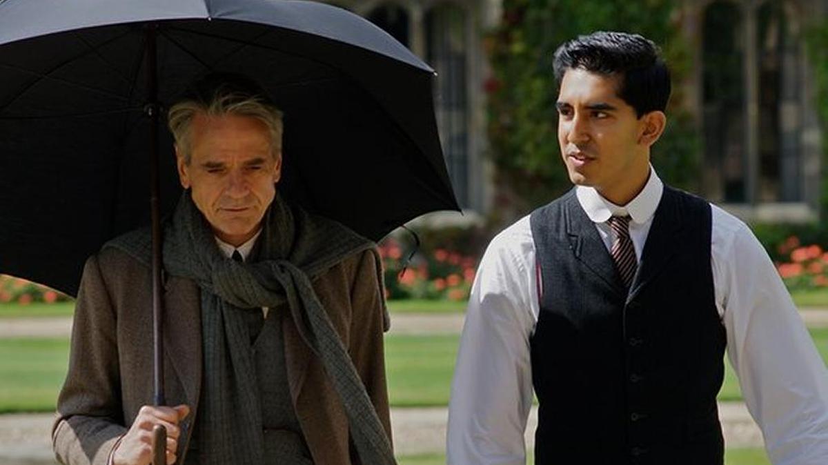 Jeremy Irons y Dev Patel en una escena de la película ‘The Man Who Knew Infinity’.