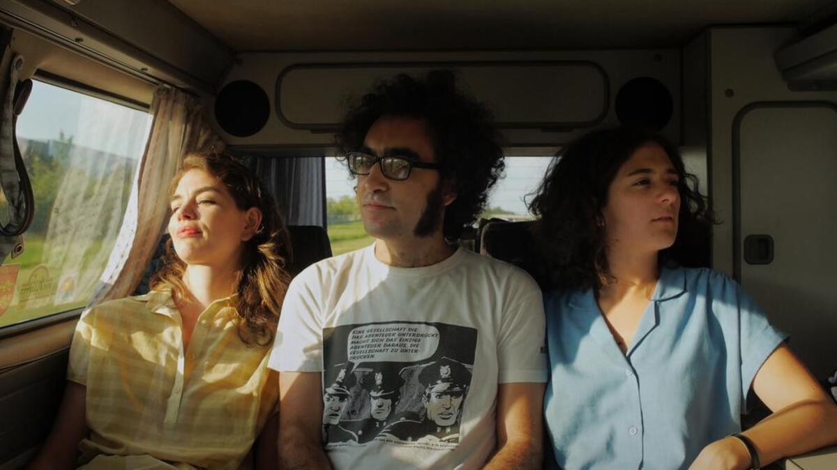 Isabelle Stoffel, Luis E. Parés y Renata Antonante en una escena de Los Exiliados Románticos (2015).
