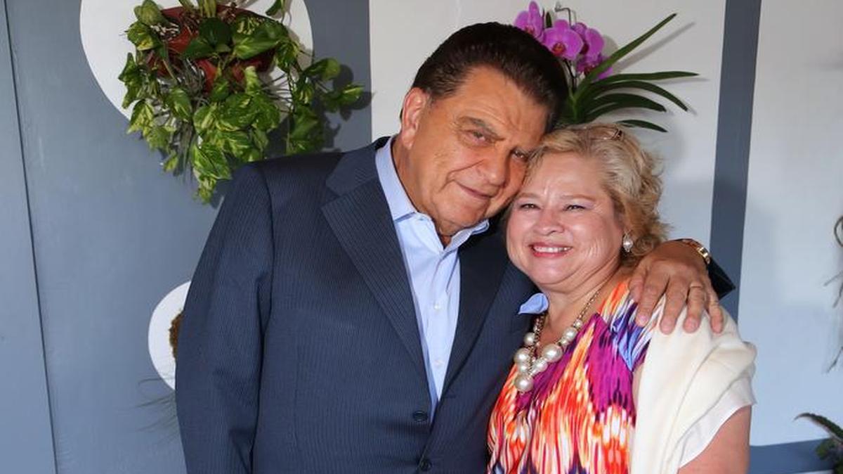 Don Francisco y María del Refugio Moreno, ganadora del concurso “Conoce a Don Francisco”.