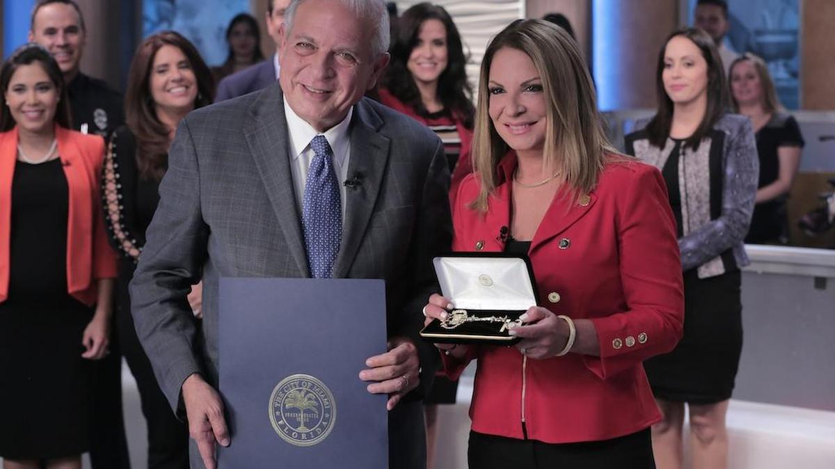 “Con esta llave puedes hacer lo que quieras”, dijo el alcalde Regalado, quien fue hasta los estudios de Telemundo a darle el reconocimiento a la Dra. Polo, durante la grabación de su programa.