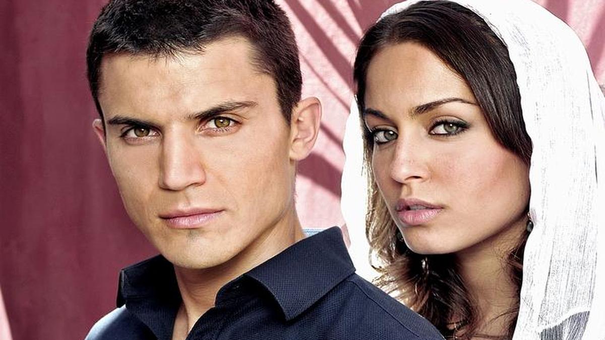 Hiba Abouk (der.) y Álex González.
