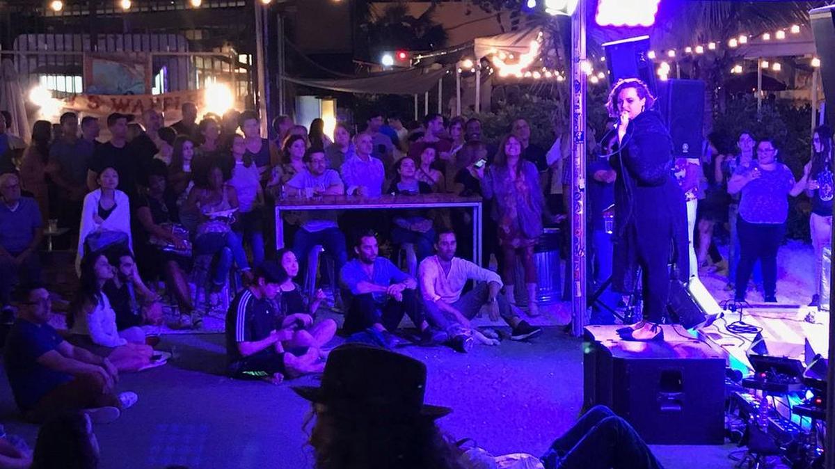 La joven vocalista Yoli Mayor, apodada la nueva “Adele cubana”, es la encargada de abrir la sesión de conciertos en el famoso Wynwood Yard.