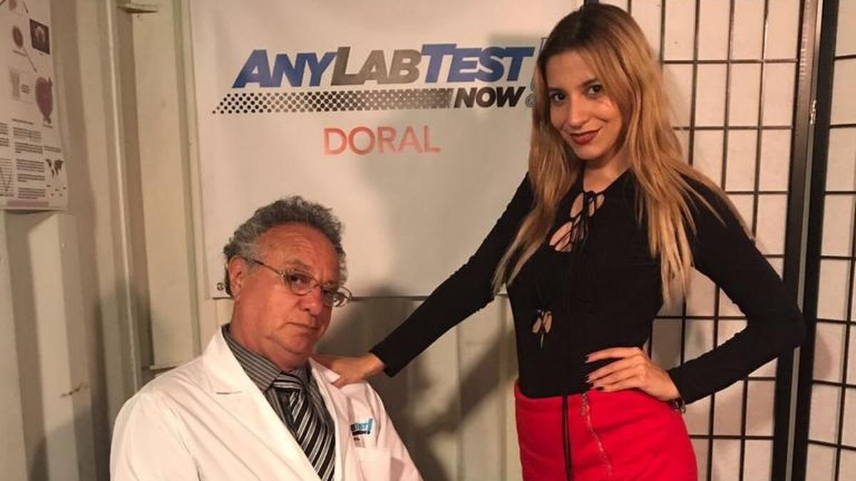 Eduardo Ibarrola y Fabiola Arace protagonizan ‘El ginecólogo’.