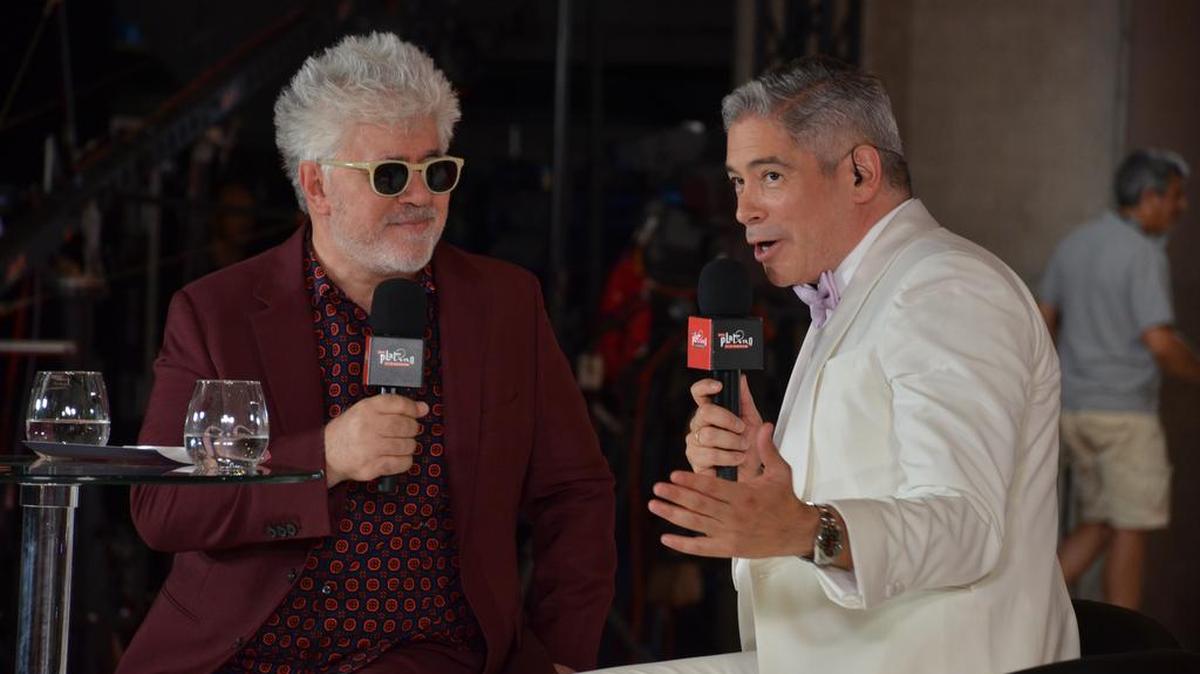 Boris Izaguirre, de traje blanco, entrevista a Pedro Almodóvar en la alfombra roja de los Premios Platinos, el sábado 22 de julio en Madrid.