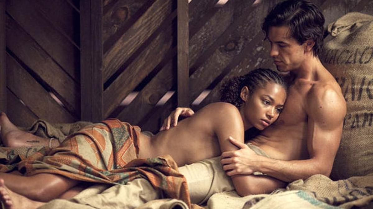 Berta Vázquez y Mario Casas en una escena de ‘Palmeras en la nieve’.
