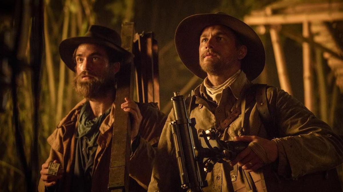 Robert Pattinson y Charlie Hunnam en ‘The Lost City of Z’ (2016).
