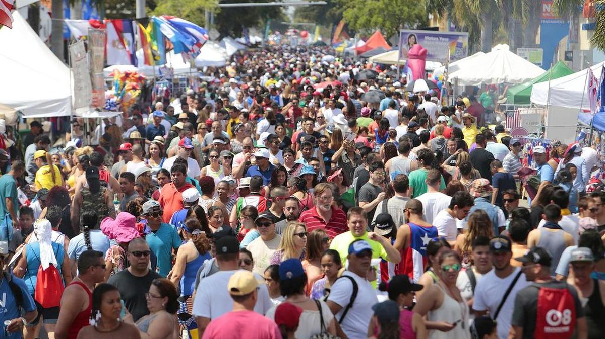 Carnaval de la Calle 8, domingo 15 de marzo de 2015. Miles de personas volverán este domingo, 12 de marzo, para celebrar a lo grande la fiesta del carnaval.