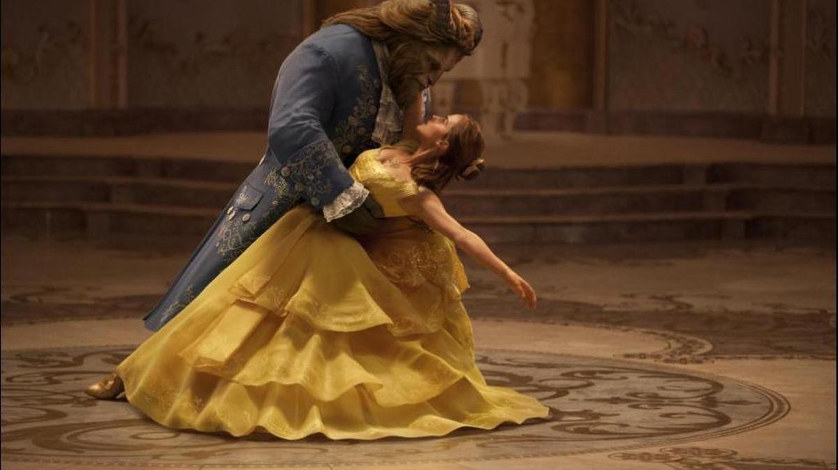 Dan Stevens y Emma Watson en una escena de ‘Beauty and the Beast’ (2017).