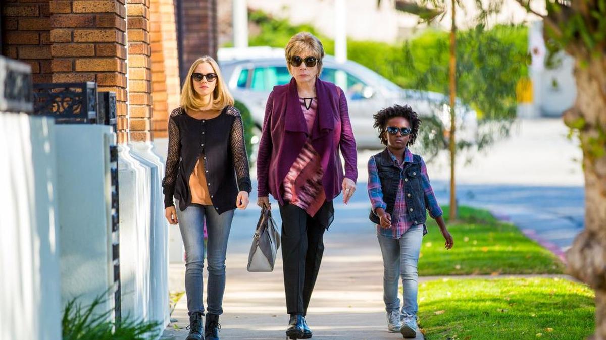 Amanda Seyfried, Shirley MacLaine y Ann’Jewel Lee Dixon en una escena de ‘The Last Word’ (2017).