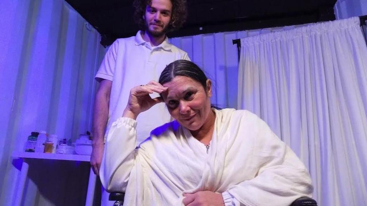 En ‘Días de júbilo’ Noris Joffre interpreta a una paciente de Alzheimer bajo el cuidado de un enfermero incondicional. En la foto, con el actor venezolano Fer Da Silva.