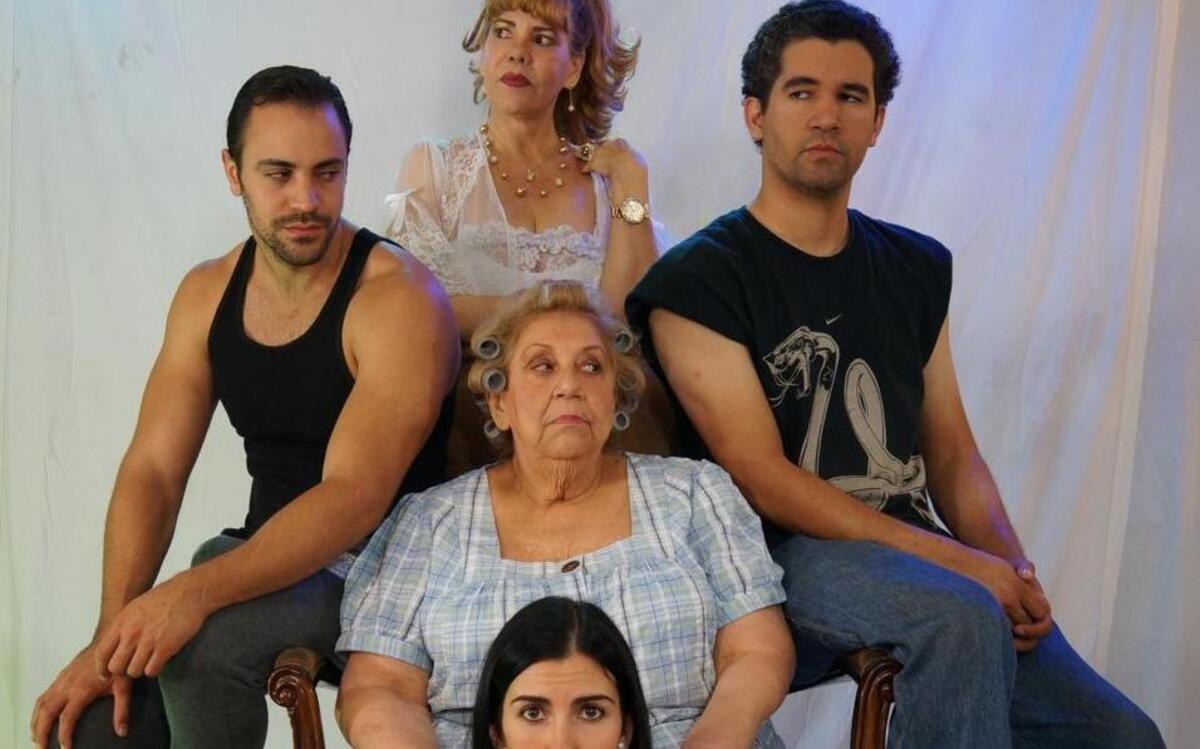 Elenco de ‘La abuela echa humo’: Orquídea Gil (centro). De izq. a der.: Heri Quiles, Marlene Martín, Carlos Bueno y Cindy Pérez Solla (sentada en el piso).