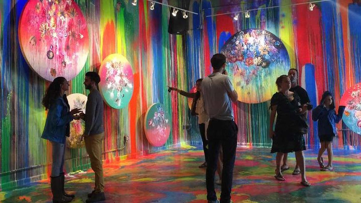 En las noches de Wynwood Art Walk podrá visitar exhibiciones y galerías donde se muestra lo mejor del arte contemporáneo.