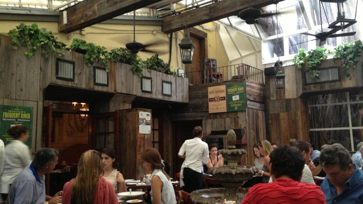 En Perricone’s Marketplace & Café no sólo podrás saborear un auténtico platillo italiano, también podrás comprar los embutidos, quesos y vinos de mejor calidad de la ciudad, y en su mercado encontrarás desde salsas de tomate hasta gelato (helado).