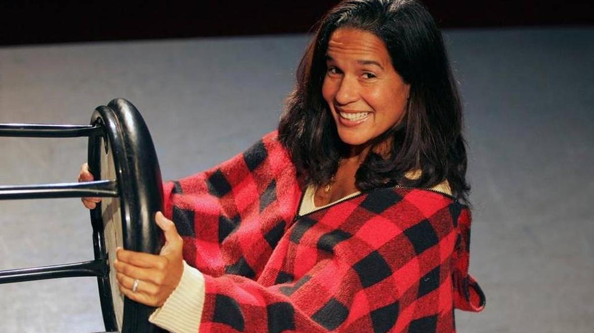 Maribel González escribe, produce, dirige y actúa en la comedia bilingüe ‘El que imita fracasa...’