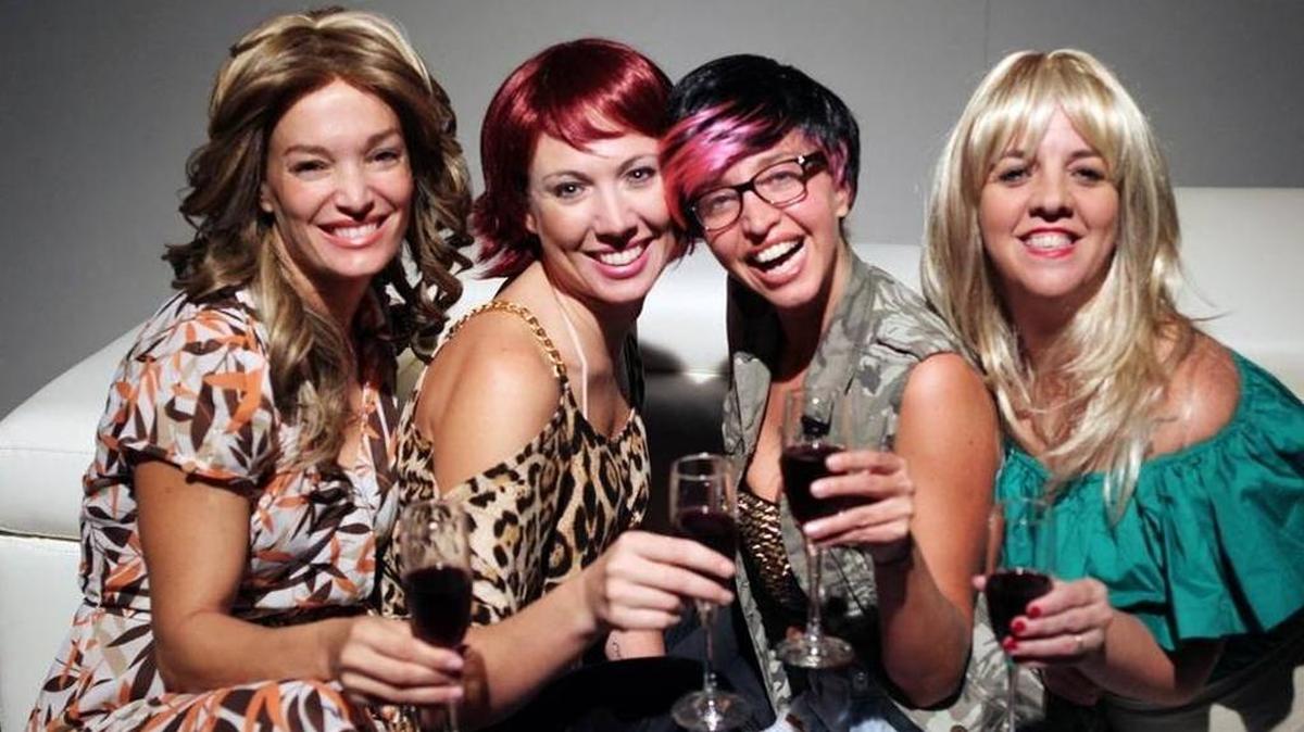 Claudia Albertario, Carolina Laursen, Nazarena Nóbile y Jessica Alvarez Dieguezintergran el elenco de ‘Las novias de Travolta’.