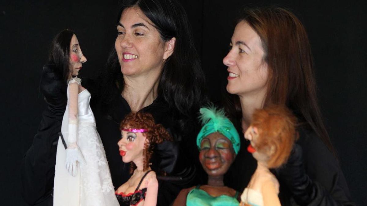 Sonia González y su hermana Milagros Gonzalez durante un ensayo de la obra de títeres para adultos ‘Mujeres a cuatro manos’.