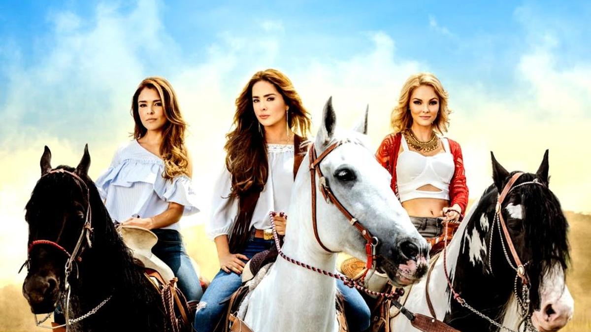 Danna García, Grettell Valdez y Mariluz Bermúdez.