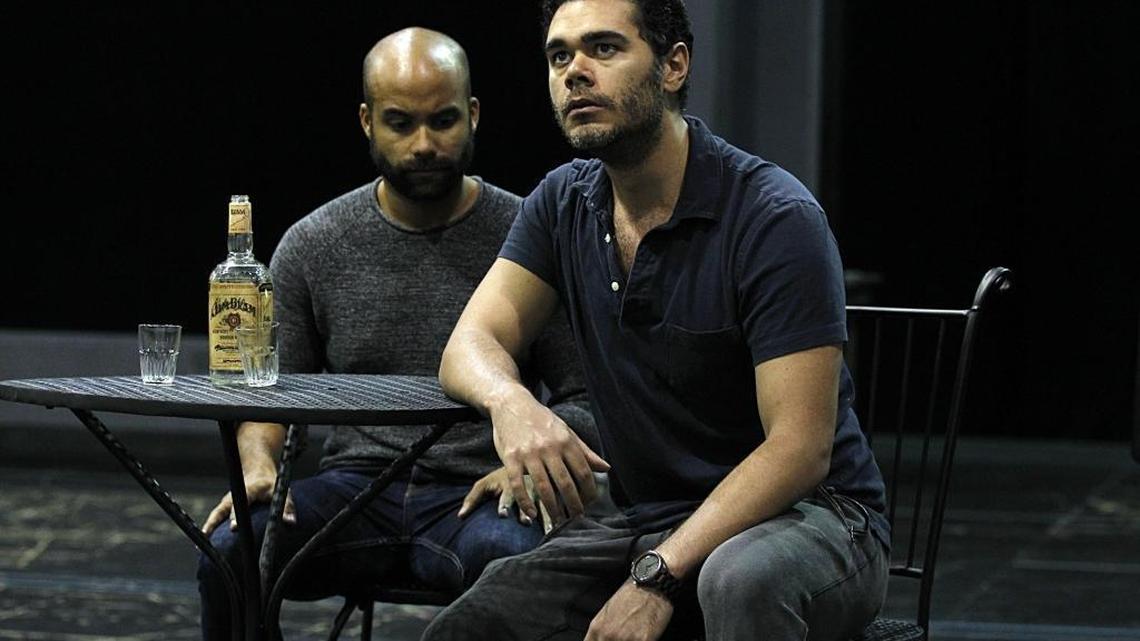 El barítono Elliot Madore (der.) como Reinaldo Arenas, y el tenor Michael Kuhn en el personaje de Lázaro, durante un ensayo de la ópera “Before Night Falls” en el Adrienne Arsht Center.