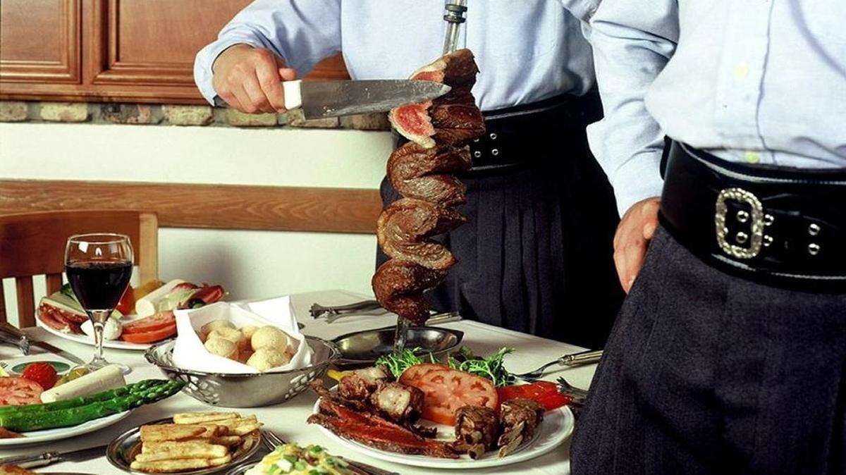 Fogo de Chão, churrasquería brasileña que sirve desde costilla de res hasta filet mignon.