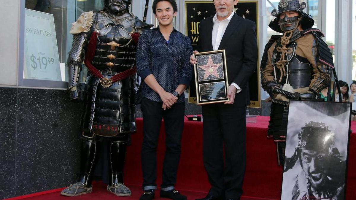 El nieto de Toshiro Mifune, Rikiya Mifune (2-i), y el hijo de Toshiro, Shiro Mifune (2d), posan junto a dos personas con el tradicional atuendo de samurai, durante la ceremonia donde el actor recibió una estrella en el Paseo de la Fama de Hollywood.