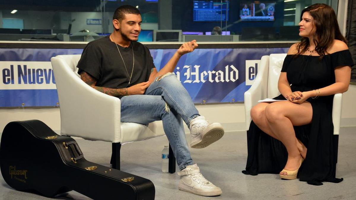 El cantautor colombiano Manuel Medrano y la reportera Vilma Canalejo durante la entrevista en el estudio de el Nuevo Herald.