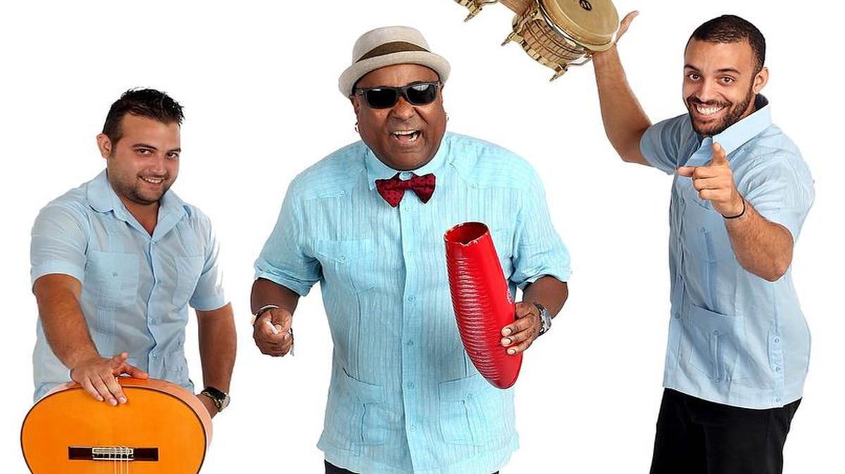 El cantante y compositor cubano Luis Bofill (centro) se presenta este viernes en ‘Hoy como Ayer’.