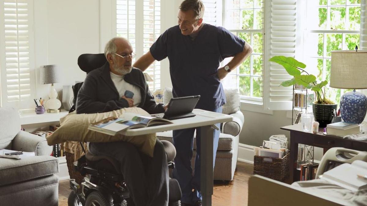 Tim Roth (derecha) y Michael Cristofer en ‘Chronic’, 2015.