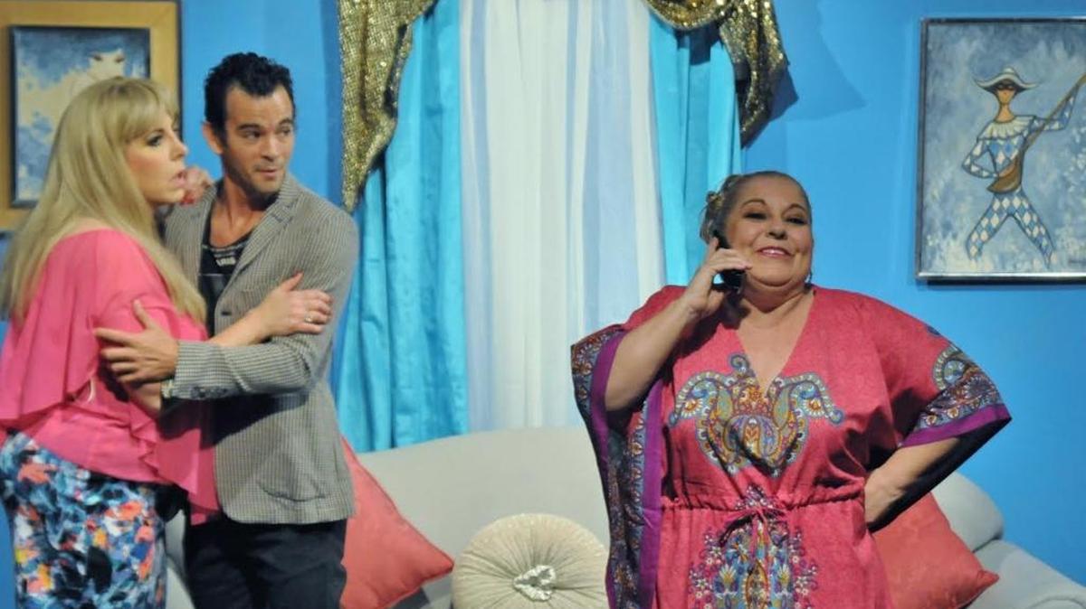 ‘Volumen descontrolado’ cuenta con las actuaciones de Julie de Grandy (izq.), Alejandro Gil y Alicita Lora.