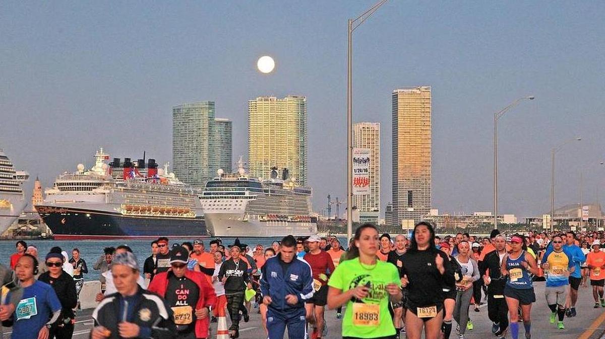 Corredores en el MacArthur Causeway durante la pasada edición del Maratón Miami, el 24 de enero del 2016.