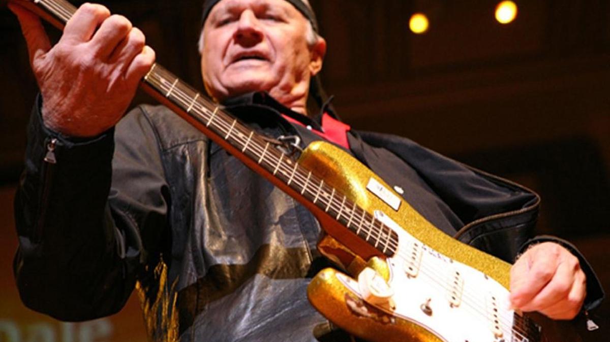 Dick Dale en concierto en Fort Lauderdale.