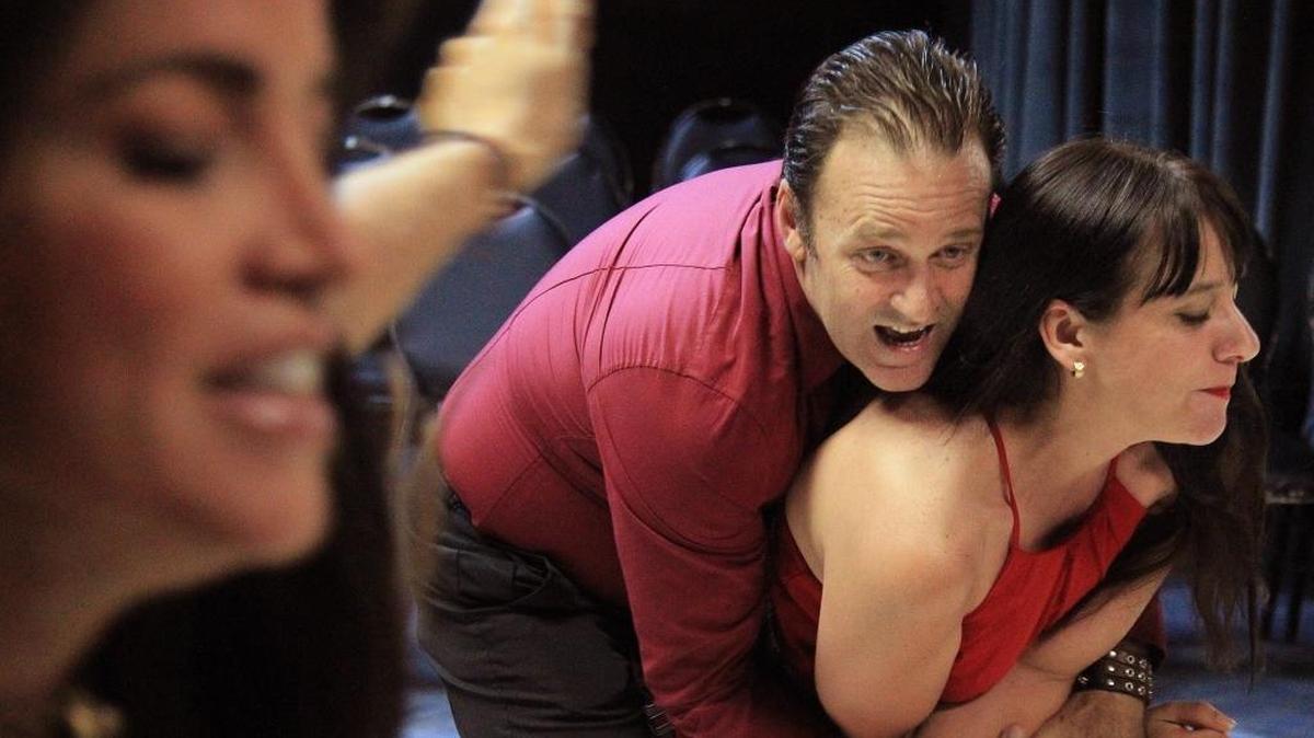 La comedia de ‘Compañía’ cuestiona hasta dónde la infidelidad no es traición. En la foto: Yina Vélez, Mauricio Rentería y Verónica Abruza.