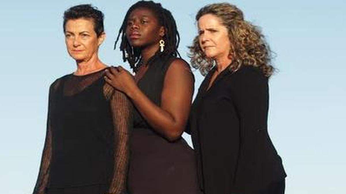 
Lucia Aratanha, Inez Barlatier y Mabel Roch protagonizan el espectáculo multidisciplinario ‘Writing in Sand’.
