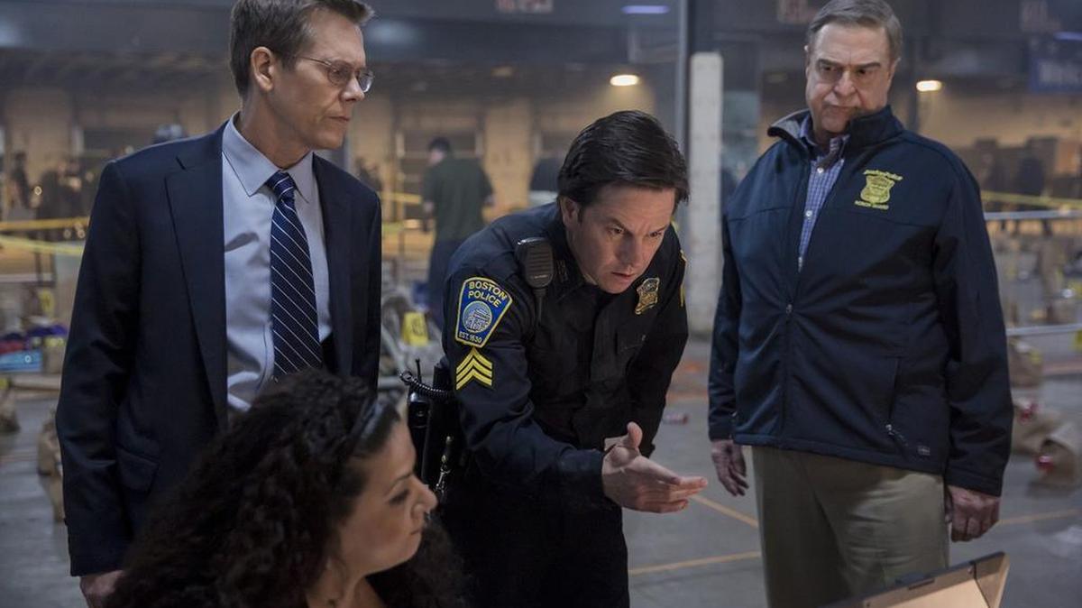 Kevin Bacon, Mark Wahlberg y John Goodman en una escena de ‘Patriots Day’ (2016).