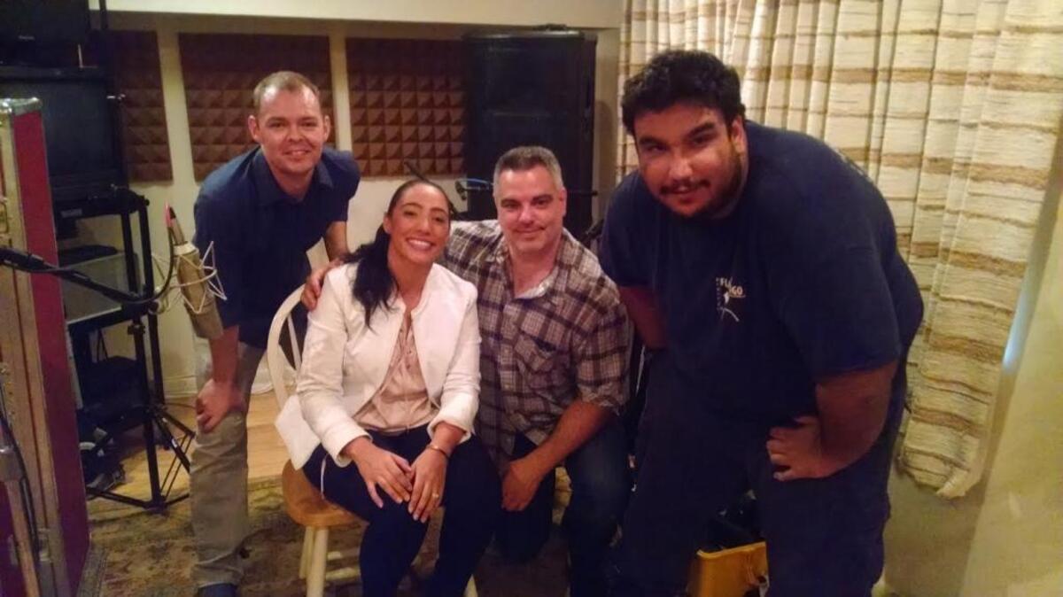 Joe Cardona (segundo desde la derecha) codirigió el documental con Ralf González (der.). En la foto, con Lestie Cartaya, vocalista del grupo Palo, y el sonidista Bobby Macuen.