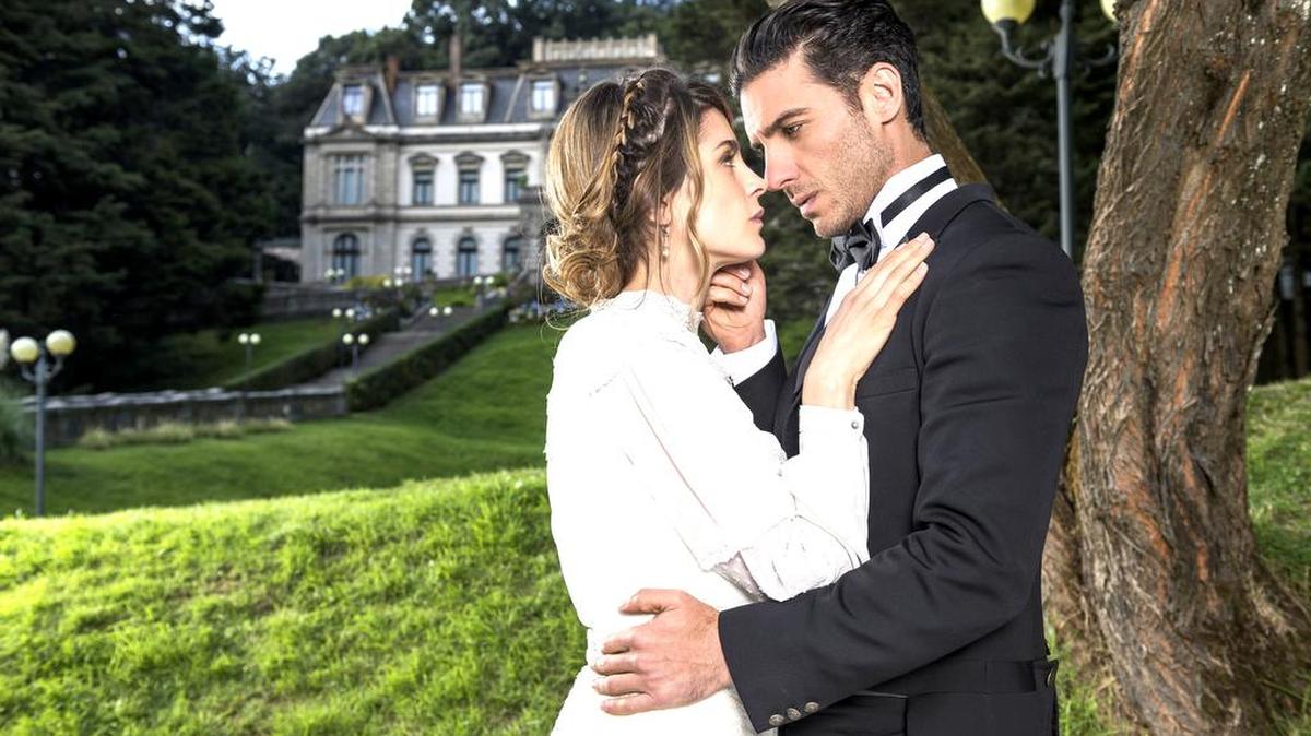 Irene Azuela y Erick Elías en una escena ‘El hotel de los secretos’.