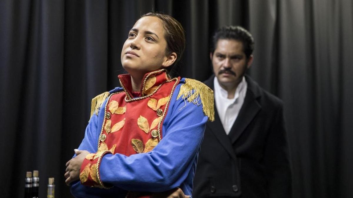 Los actores Emmanuelle Mendoza (fondo) y Alessandra Sierra personifican a Simón Bolivar y a Manuela Sáenz en el ensayo de la obra “Manuela, un amor libertador” en el Paseo de las Artes, el martes, 8 de agosto del 2017.