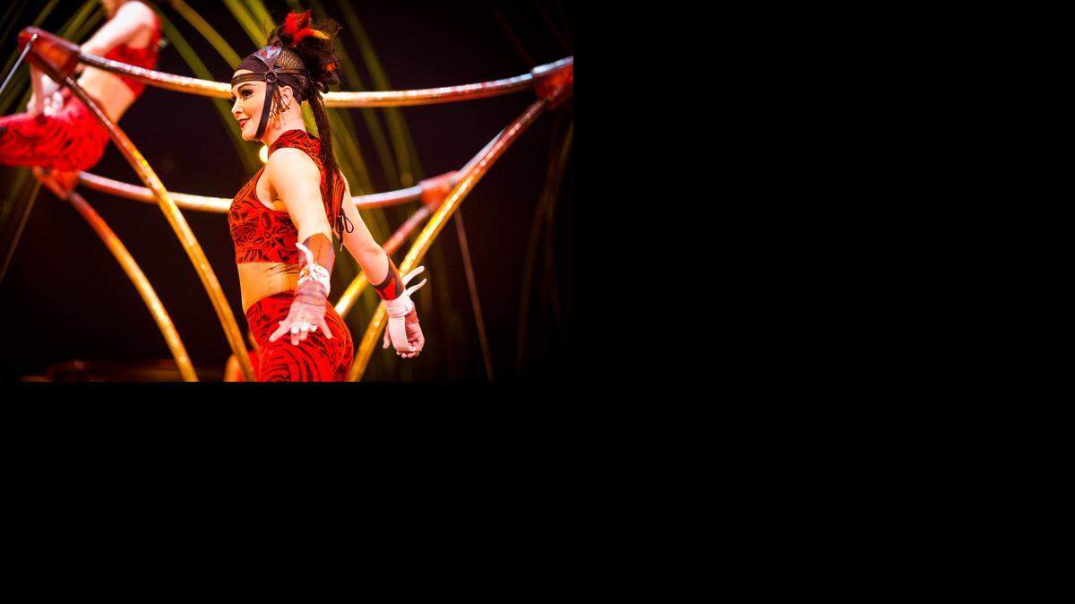
‘Amaluna’ cuenta con 12 números que incluyen acróbatas, contorsionistas, bailarines, equilibristas, payasos, malabaristas y una banda femenina. 

