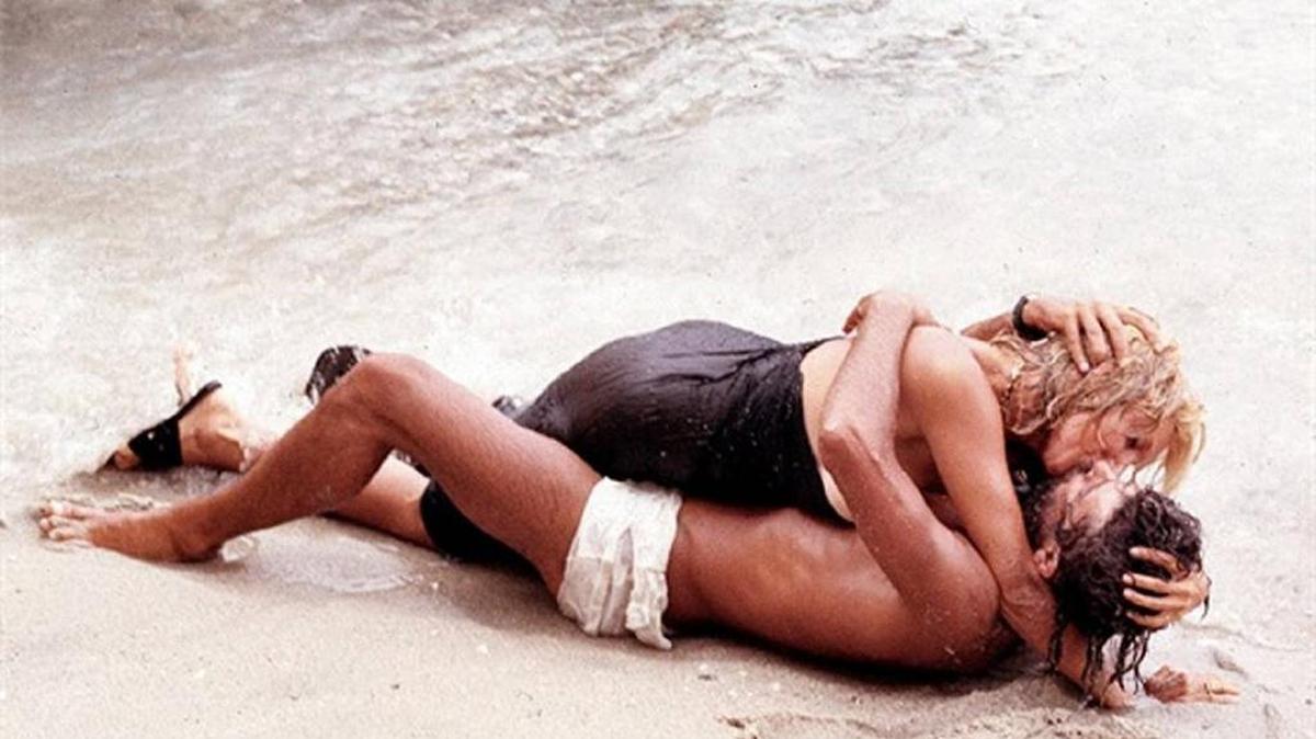 Mariangela Melato y Giancarlo Giannini en una escena de ‘Swept Away’ (1974).