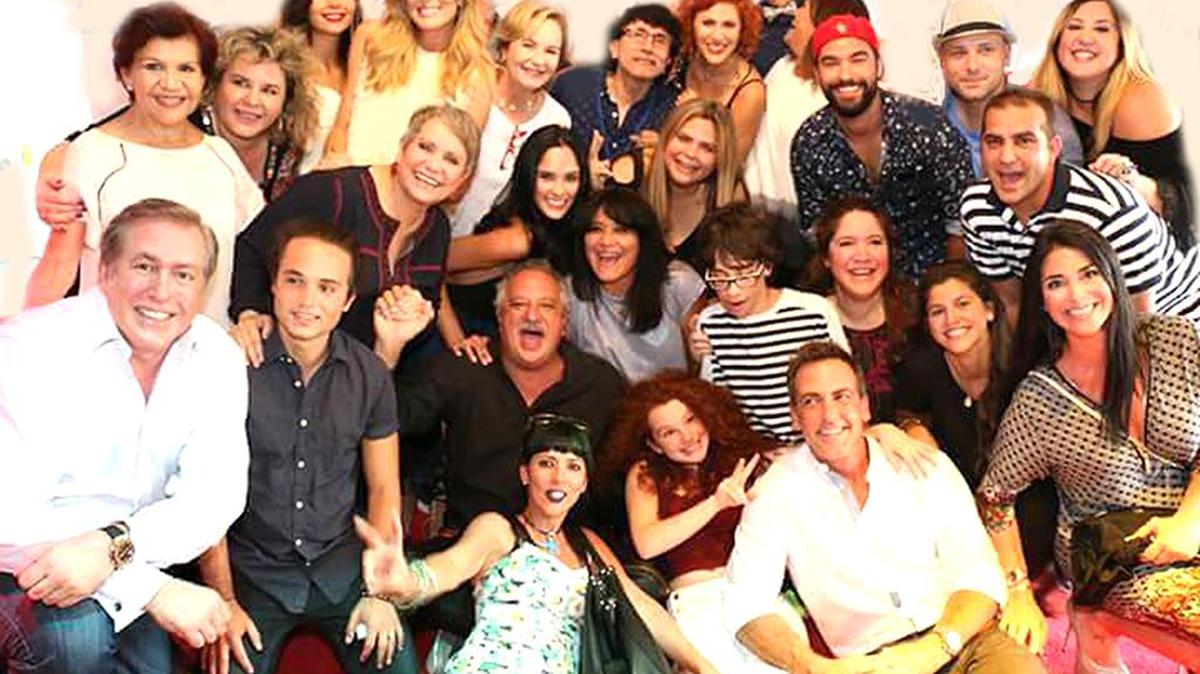 Roberto Escobar con todo el elenco de ‘Silvana sin lana’.