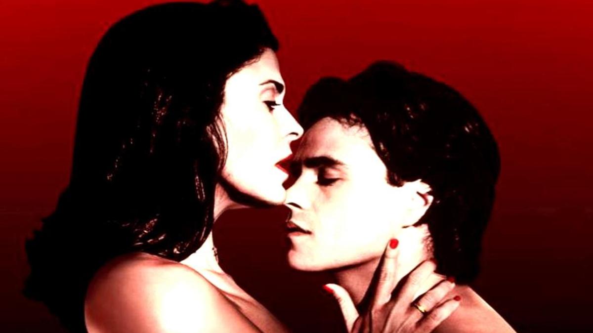 María Conchita Alonso y Arie Verveen en una escena de la película ‘Caught’ (1996).