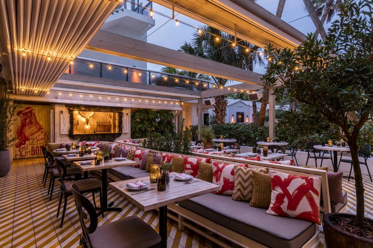 Con apenas unas semanas desde la inauguración de Bird & Bone, ubicado en el hotel The Confidante de Miami Beach, el restaurante está en el radar de los amantes del pollo frito por su estilo sureño.