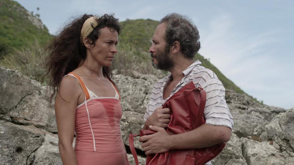 Lola Amores y Eduardo Martínez en una escena de ‘Santa y Andrés’ (2016).