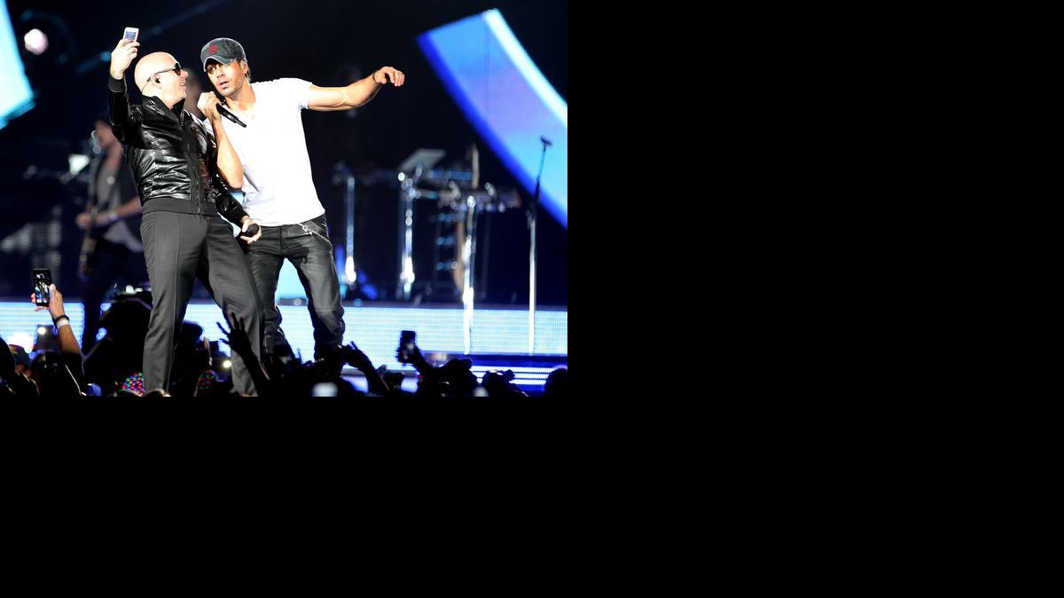 
Enrique Iglesias y Pitbull.
