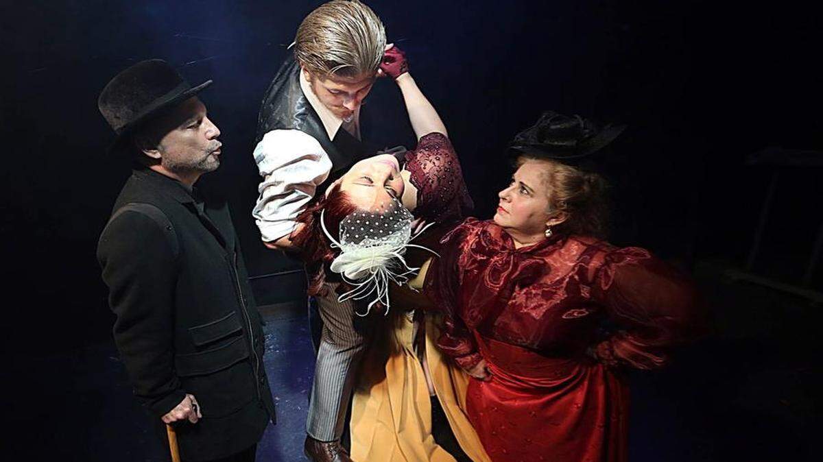 
Elenco de ‘La profesión de la señora Warren’. De izq. a der.: Fernando Goicochea, Hendrik Marine, Yenilén Mola y Alicita Lora.
